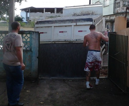 Caminhão de brita chegando.